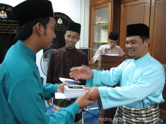 Penyampaian hadiah harijadi kakitangan MSNM