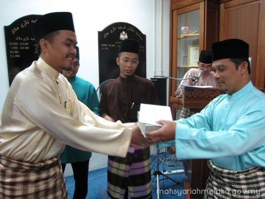 Penyampaian hadiah harijadi kakitangan MSNM