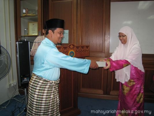 Penyampaian hadiah harijadi kakitangan MSNM