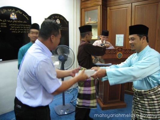 Penyampaian hadiah harijadi kakitangan MSNM